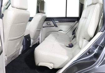 Подержанный автомобиль Mitsubishi Pajero 2017 года (14 фото)