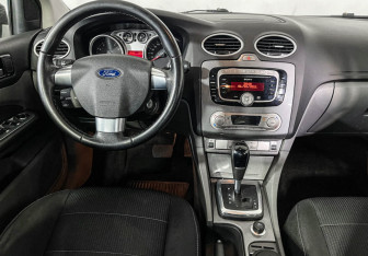 Подержанный автомобиль Ford Focus Sedan 2010 года (12 фото)