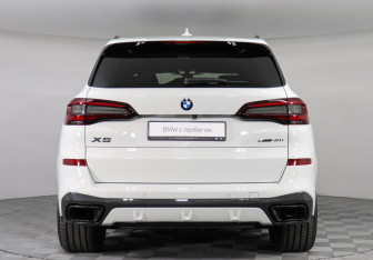 Подержанный автомобиль BMW X5 2022 года (4 фото)