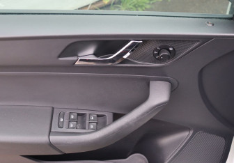 Подержанный автомобиль Skoda Rapid Liftback 2015 года (11 фото)
