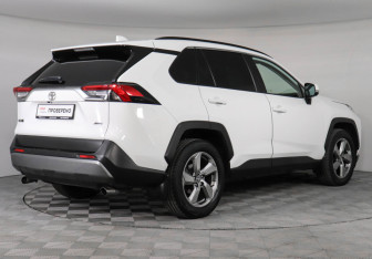 Подержанный автомобиль Toyota RAV4 2021 года (5 фото)