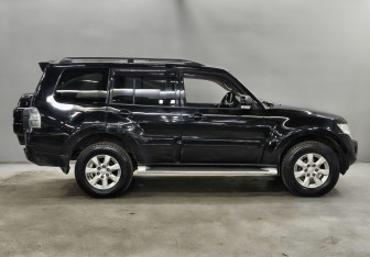 Подержанный автомобиль Mitsubishi Pajero 2013 года (4 фото)