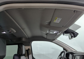 Подержанный автомобиль Peugeot Traveller 2018 года (20 фото)