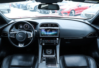 Подержанный автомобиль Jaguar F-Pace 2017 года (12 фото)