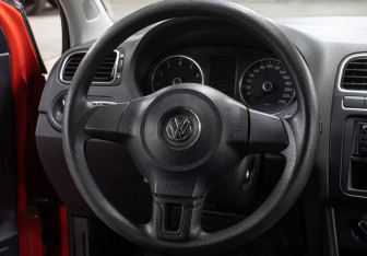 Подержанный автомобиль Volkswagen Polo Hatchback 2011 года (17 фото)