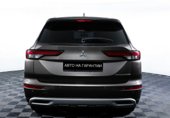 Подержанный автомобиль Mitsubishi Outlander 2022 года (6 фото)