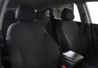 Подержанный автомобиль Hyundai Solaris Hatchback 2015 года (16 фото)