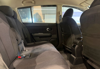 Подержанный автомобиль Nissan Tiida Hatchback 2010 года (11 фото)