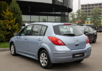Подержанный автомобиль Nissan Tiida Hatchback 2011 года (5 фото)