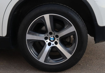 Подержанный автомобиль BMW X6 2013 года (9 фото)