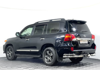Подержанный автомобиль Toyota Land Cruiser Suv 2014 года (7 фото)