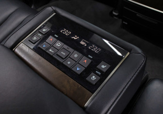 Подержанный автомобиль Lexus LX 2017 года (22 фото)