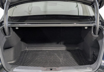 Подержанный автомобиль Hongqi H5 2024 года (10 фото)