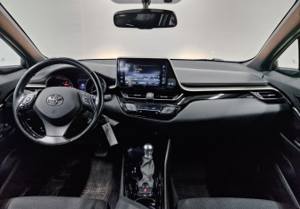 Подержанный автомобиль Toyota C-HR 2019 года (14 фото)