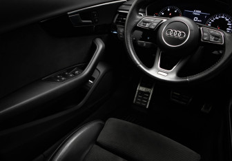 Подержанный автомобиль Audi A4 Sedan 2017 года (15 фото)