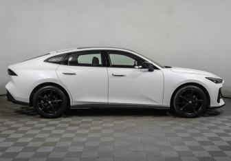 Подержанный автомобиль Changan UNI-V 2024 года (4 фото)