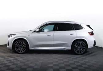 Подержанный автомобиль BMW X1 2025 года (8 фото)