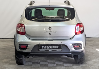 Подержанный автомобиль Renault Sandero 2021 года (6 фото)