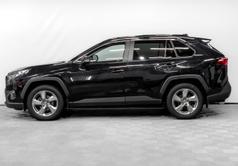 Подержанный автомобиль Toyota RAV4 2019 года (8 фото)