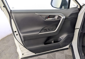 Подержанный автомобиль Toyota RAV4 2022 года (19 фото)
