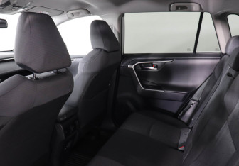 Подержанный автомобиль Toyota RAV4 2021 года (12 фото)