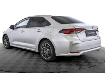 Подержанный автомобиль Toyota Corolla Sedan 2022 года (7 фото)