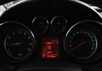 Подержанный автомобиль Opel Astra Sedan 2013 года (7 фото)