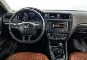 Подержанный автомобиль Volkswagen Jetta Sedan 2015 года (12 фото)