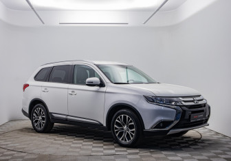Подержанный автомобиль Mitsubishi Outlander 2018 года (3 фото)