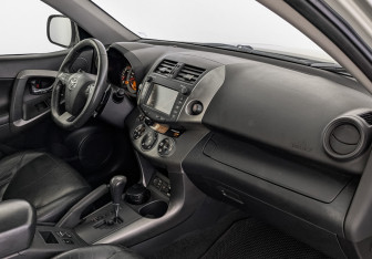 Подержанный автомобиль Toyota RAV4 2012 года (13 фото)