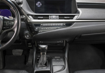 Подержанный автомобиль Lexus ES 2019 года (15 фото)