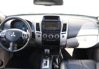 Подержанный автомобиль Mitsubishi Pajero Sport 2015 года (14 фото)