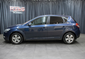 Подержанный автомобиль Kia Ceed Hatchback 2010 года (8 фото)