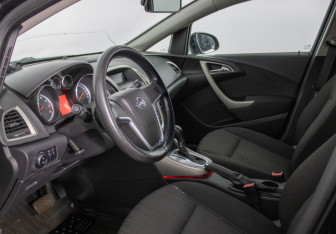 Подержанный автомобиль Opel Astra Wagon 2012 года (10 фото)