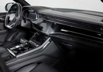 Подержанный автомобиль Audi Q8 2019 года (9 фото)