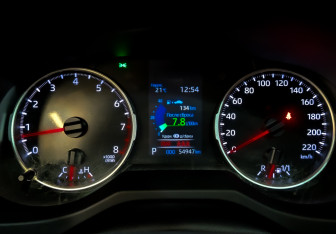 Подержанный автомобиль Toyota RAV4 2021 года (13 фото)