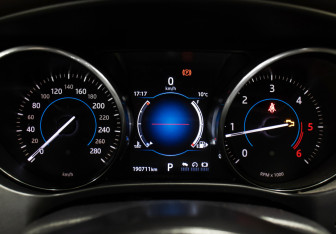 Подержанный автомобиль Jaguar F-Pace 2016 года (13 фото)