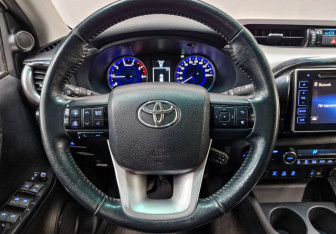 Подержанный автомобиль Toyota Hilux 2017 года (21 фото)