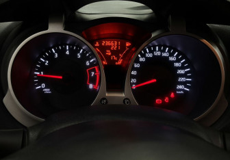 Подержанный автомобиль Nissan Juke 2011 года (16 фото)