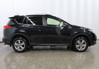 Подержанный автомобиль Toyota RAV4 2015 года (7 фото)