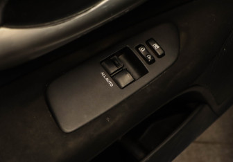 Подержанный автомобиль Toyota Auris Hatchback 2010 года (2 фото)