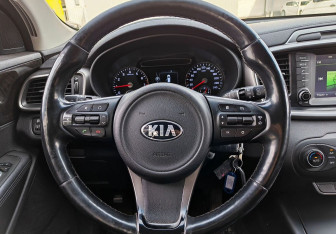 Подержанный автомобиль Kia Sorento 2017 года (12 фото)