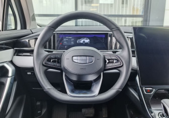 Подержанный автомобиль Geely Atlas 2023 года (19 фото)