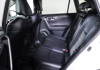 Подержанный автомобиль Toyota RAV4 2022 года (11 фото)