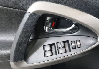 Подержанный автомобиль Toyota RAV4 2007 года (12 фото)