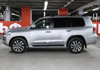 Подержанный автомобиль Toyota Land Cruiser Suv 2017 года (8 фото)