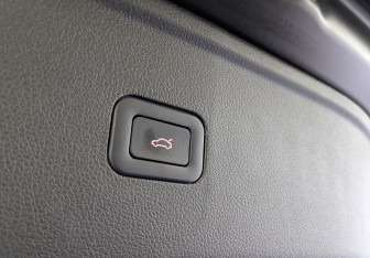 Подержанный автомобиль Hongqi HS5 2024 года (10 фото)