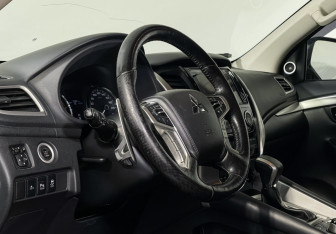 Подержанный автомобиль Mitsubishi Pajero Sport 2018 года (13 фото)