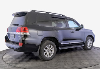 Подержанный автомобиль Toyota Land Cruiser Suv 2018 года (5 фото)