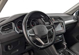 Подержанный автомобиль Volkswagen Tiguan 2021 года (16 фото)